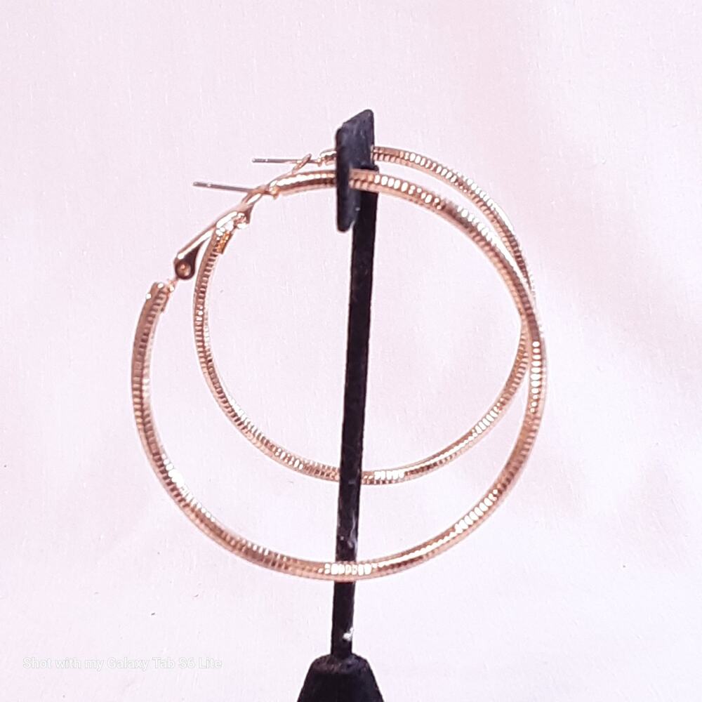 💎Lustrous Skinny Hoop Earrings Gold Tone Textured Twists Pierced Lever Closure